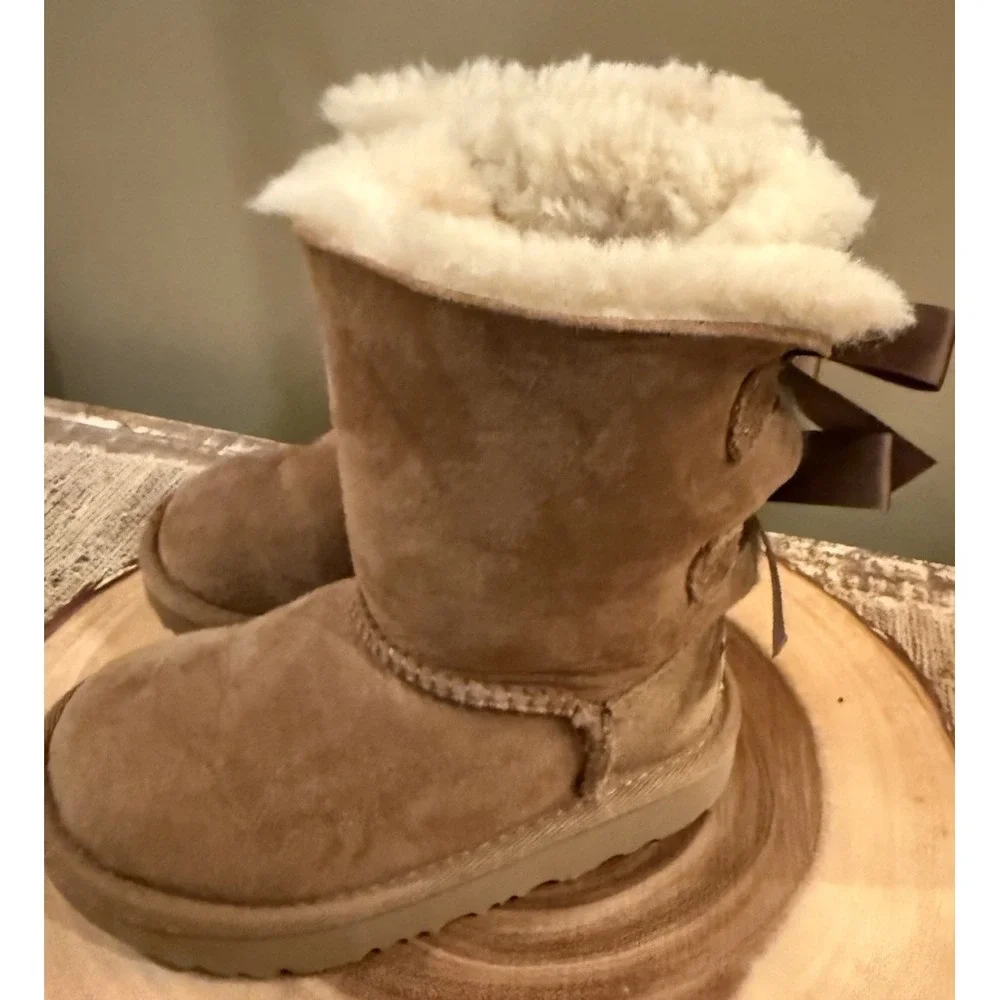 UGG Kids Bailey Bow Boots Chestnut Sheepskin Fur‎ Lined 1017394T SZ-8C